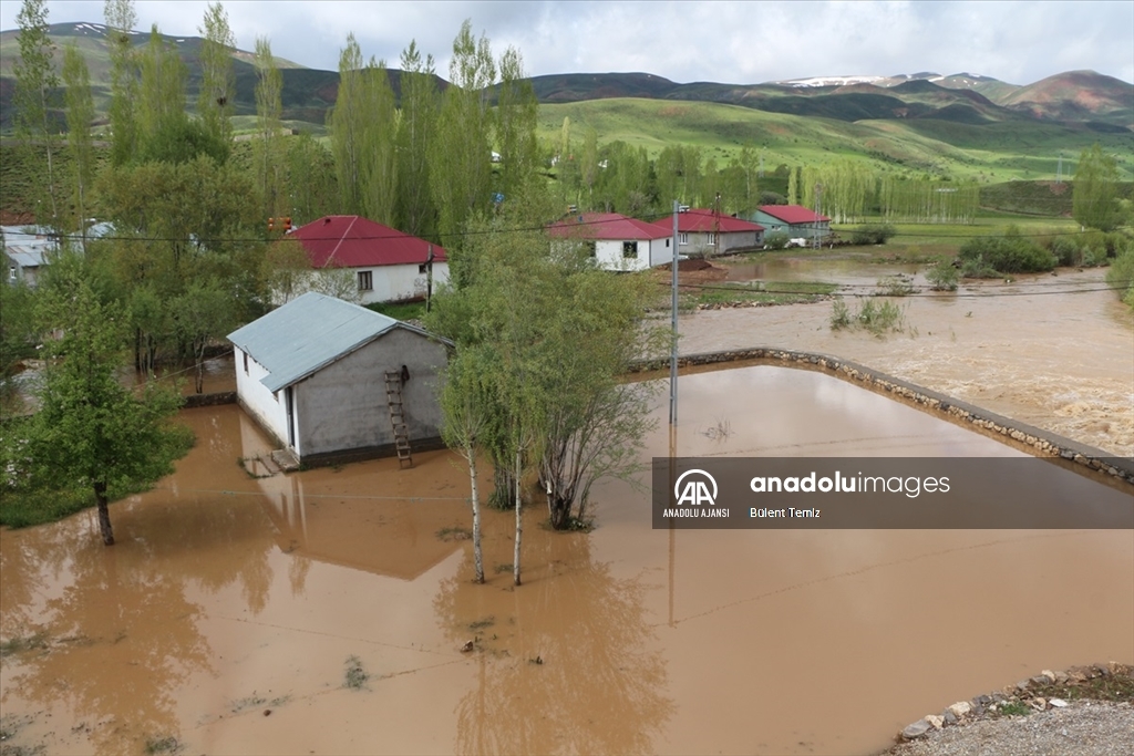 Bingöl'de sağanak su baskınlarına neden oldu