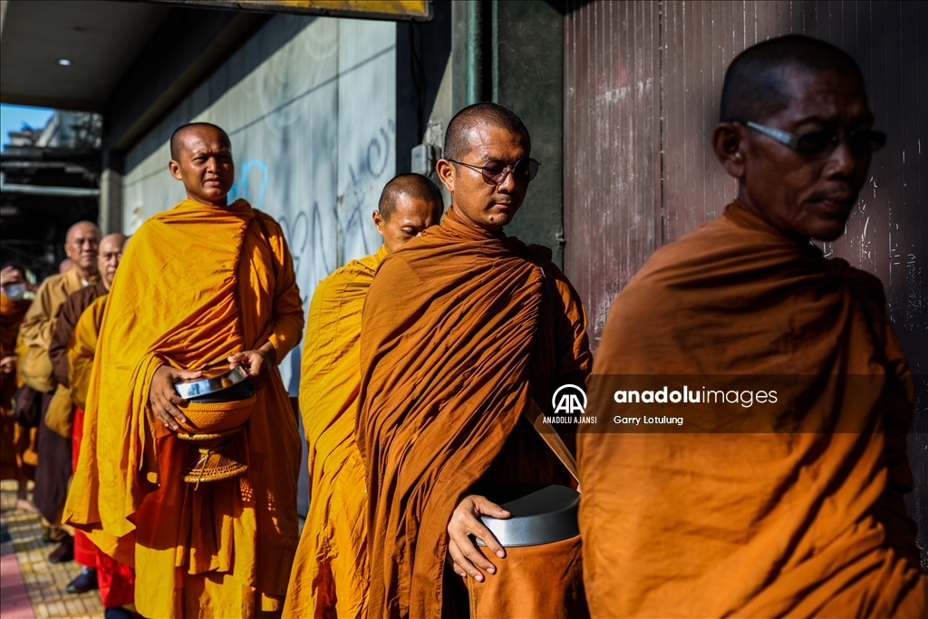 Endonezya'da Budist Keşişlerin Vesak Festivali Kutlaması