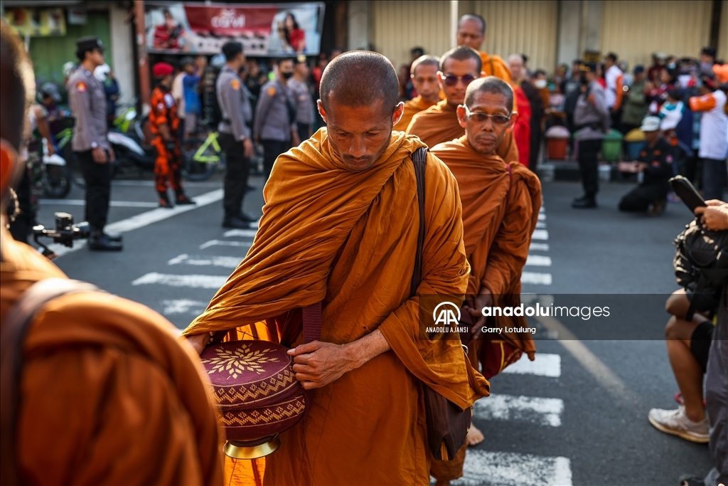 Endonezya'da Budist Keşişlerin Vesak Festivali Kutlaması