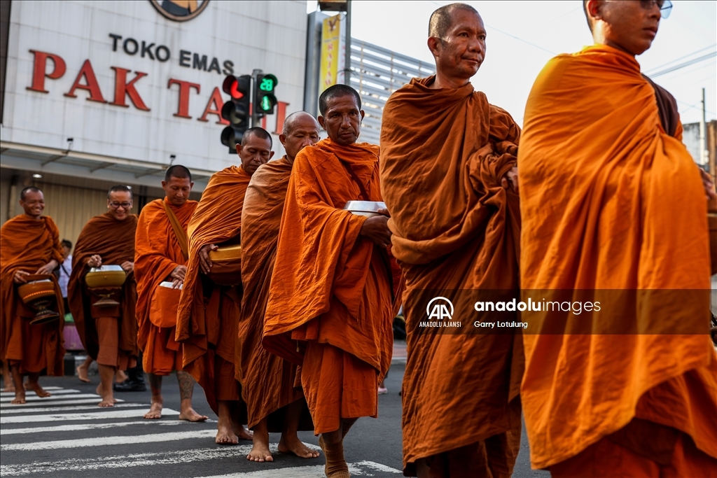 Endonezya'da Budist Keşişlerin Vesak Festivali Kutlaması