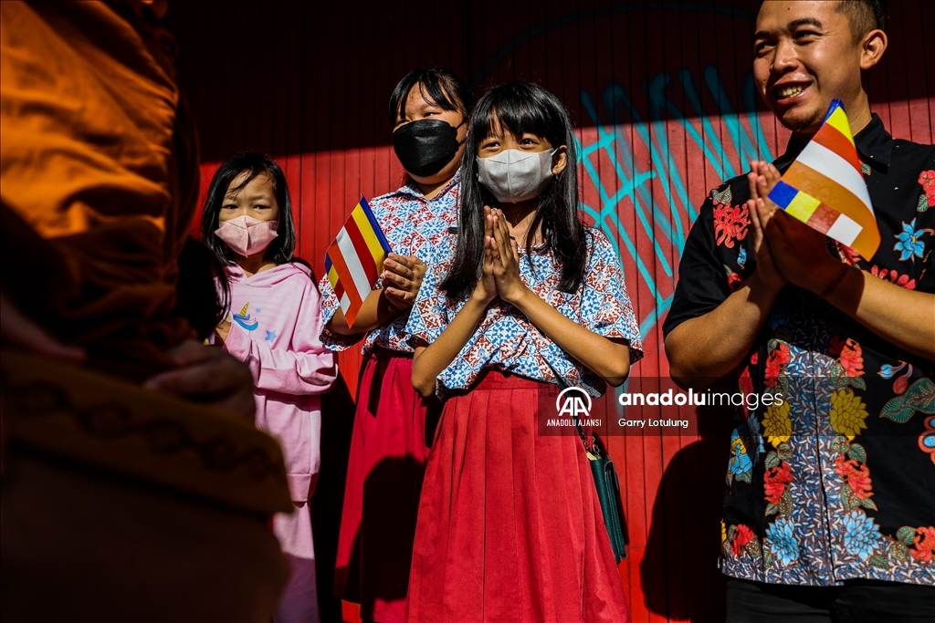 Endonezya'da Budist Keşişlerin Vesak Festivali Kutlaması