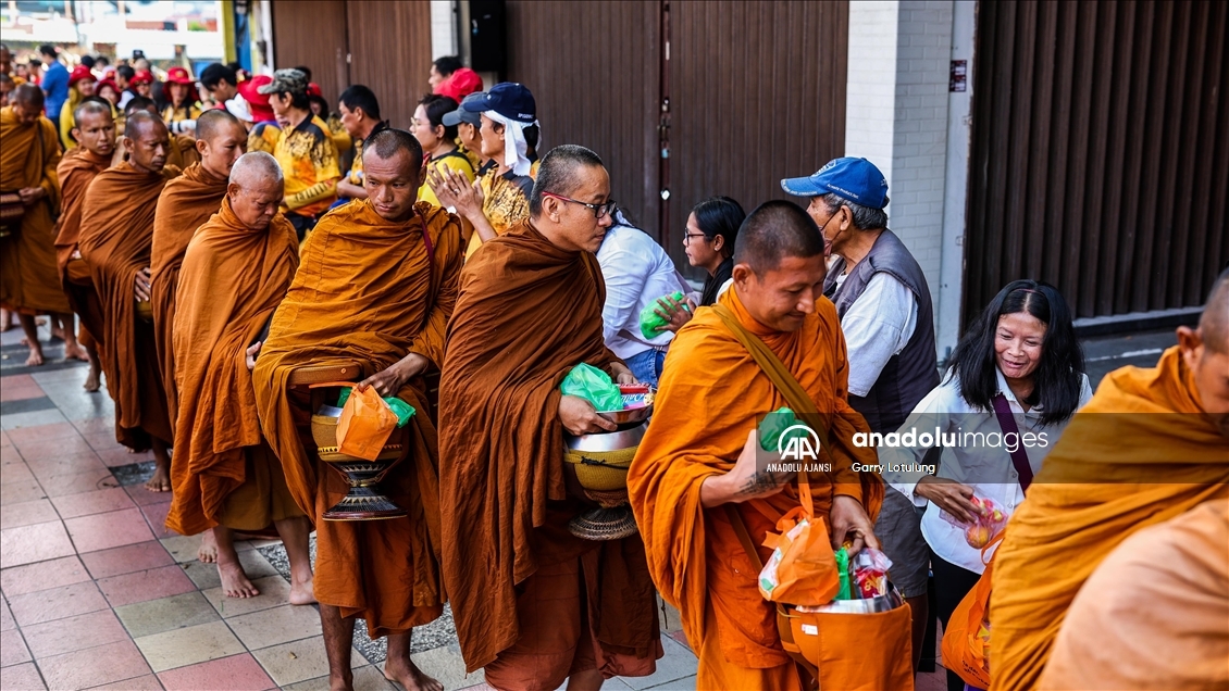 Endonezya'da Budist Keşişlerin Vesak Festivali Kutlaması
