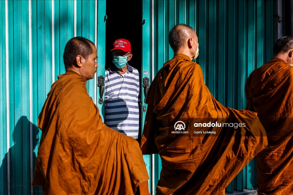 Endonezya'da Budist Keşişlerin Vesak Festivali Kutlaması