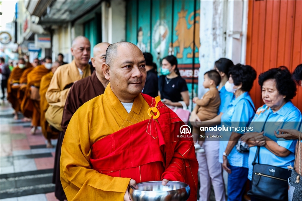 Endonezya'da Budist Keşişlerin Vesak Festivali Kutlaması