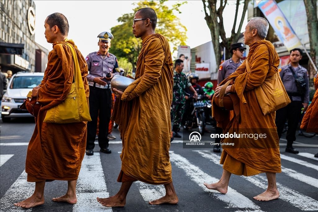 Endonezya'da Budist Keşişlerin Vesak Festivali Kutlaması