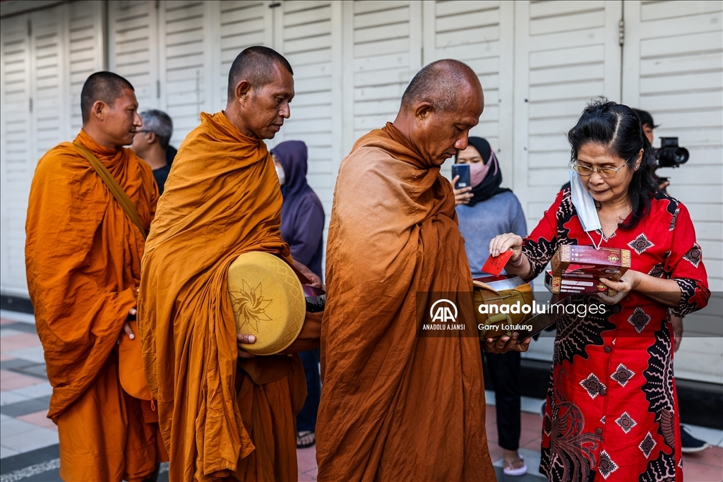 Endonezya'da Budist Keşişlerin Vesak Festivali Kutlaması
