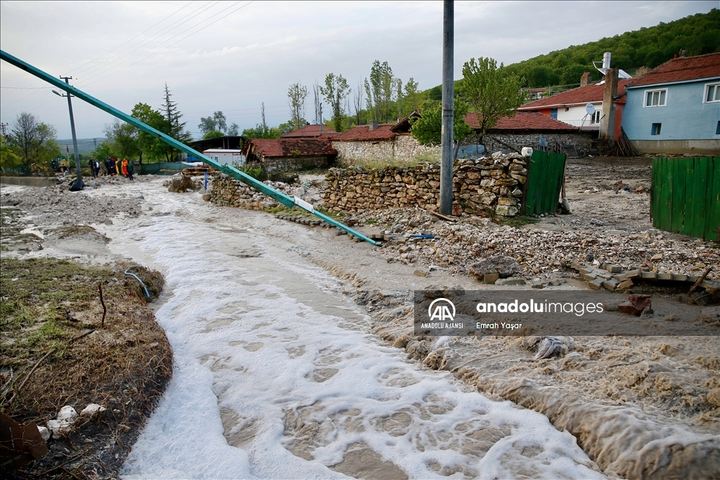Eskişehir'de kuvvetli yağış sele neden oldu