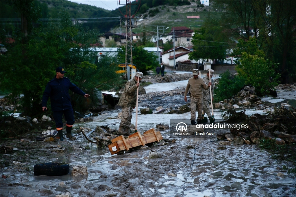 Eskişehir'de kuvvetli yağış sele neden oldu