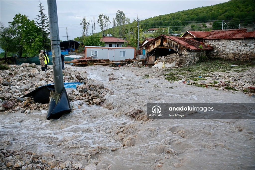 Eskişehir'de kuvvetli yağış sele neden oldu