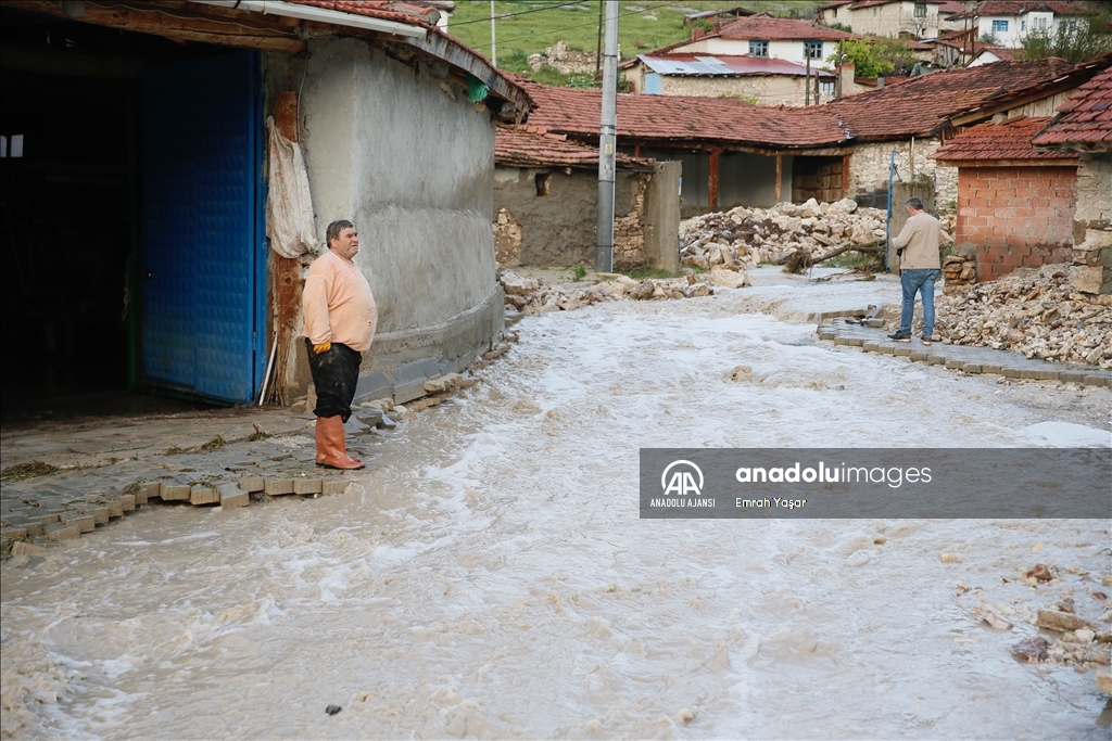 Eskişehir'de kuvvetli yağış sele neden oldu