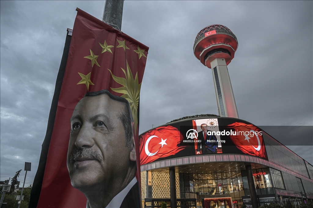 Atakule, Cumhurbaşkanı Erdoğan'ın yeniden göreve başlaması nedeniyle Türk bayrağı renkleriyle ışıklandırıldı