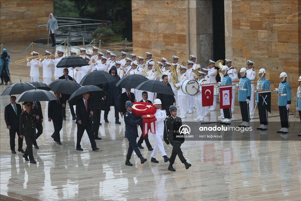 Cumhurbaşkanı Recep Tayyip Erdoğan Anıtkabir'de