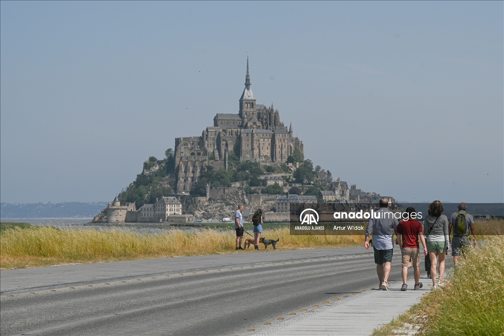 Fransa'da Mont-Saint-Michel Kilisesi'nin bininci yılı kutlamaları