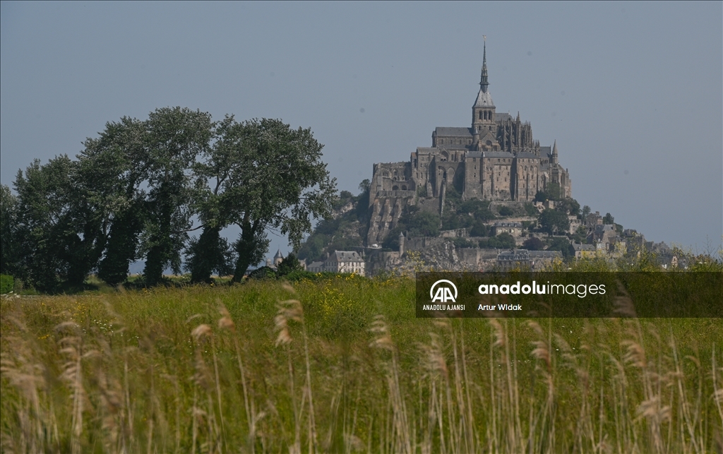 Fransa'da Mont-Saint-Michel Kilisesi'nin bininci yılı kutlamaları