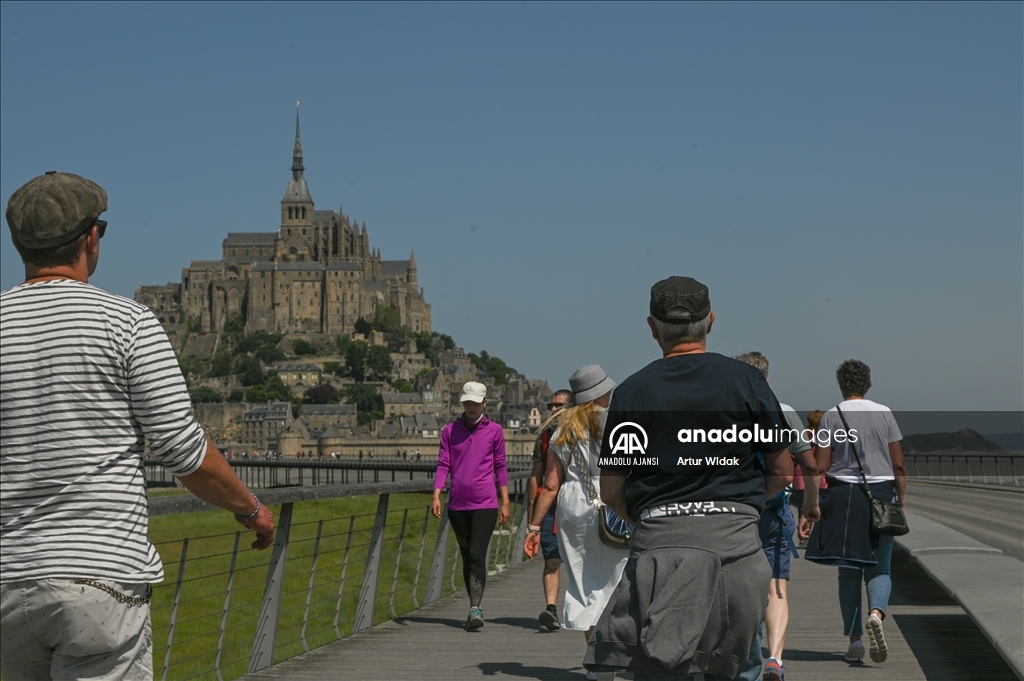 Fransa'da Mont-Saint-Michel Kilisesi'nin bininci yılı kutlamaları