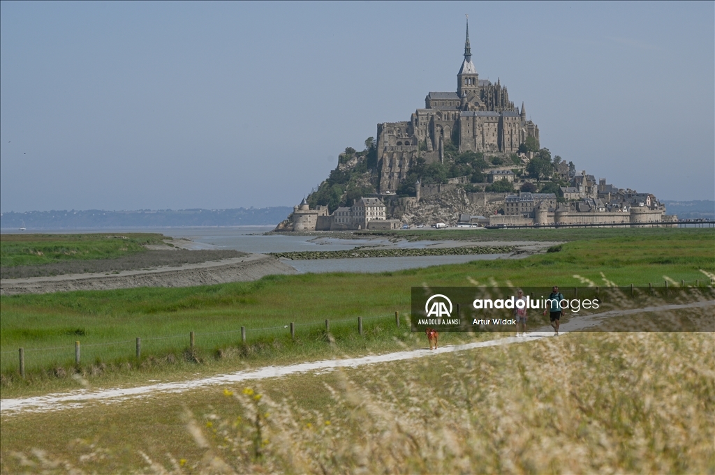 Fransa'da Mont-Saint-Michel Kilisesi'nin bininci yılı kutlamaları