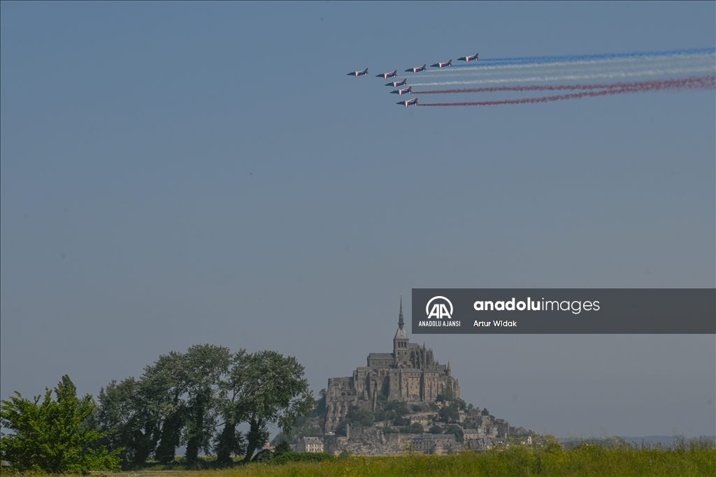 Fransa'da Mont-Saint-Michel Kilisesi'nin bininci yılı kutlamaları