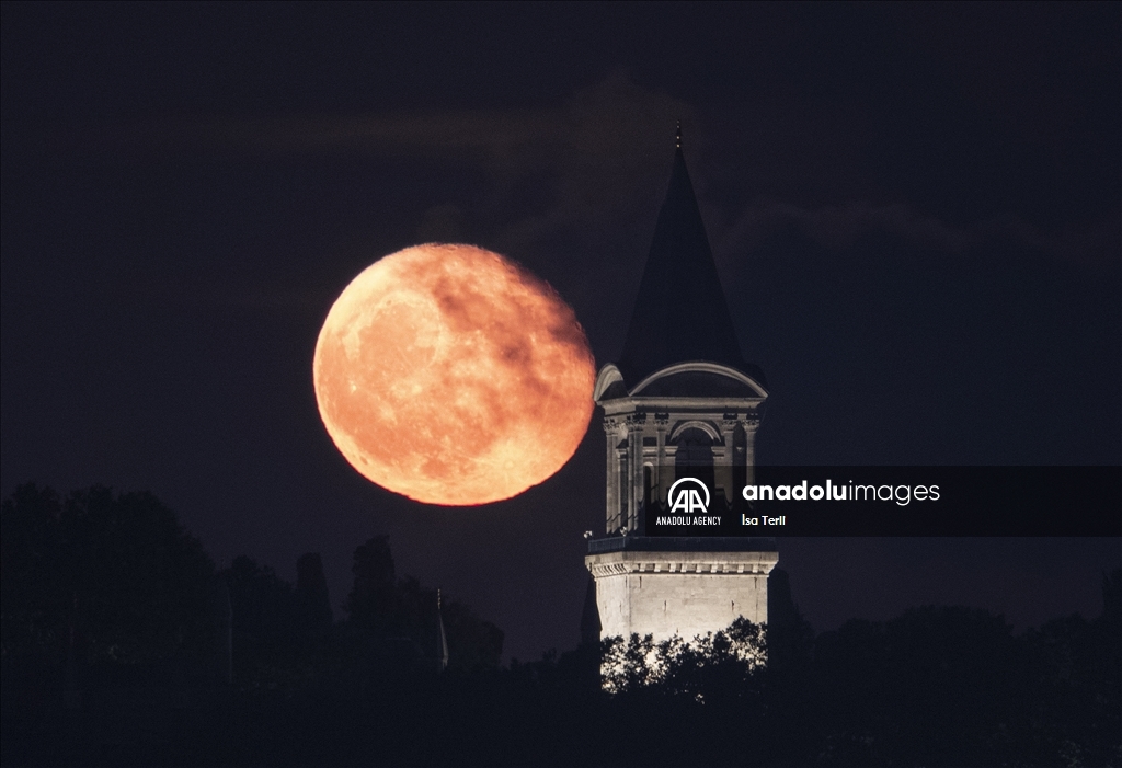 Penampakan bulan purnama di Istanbul