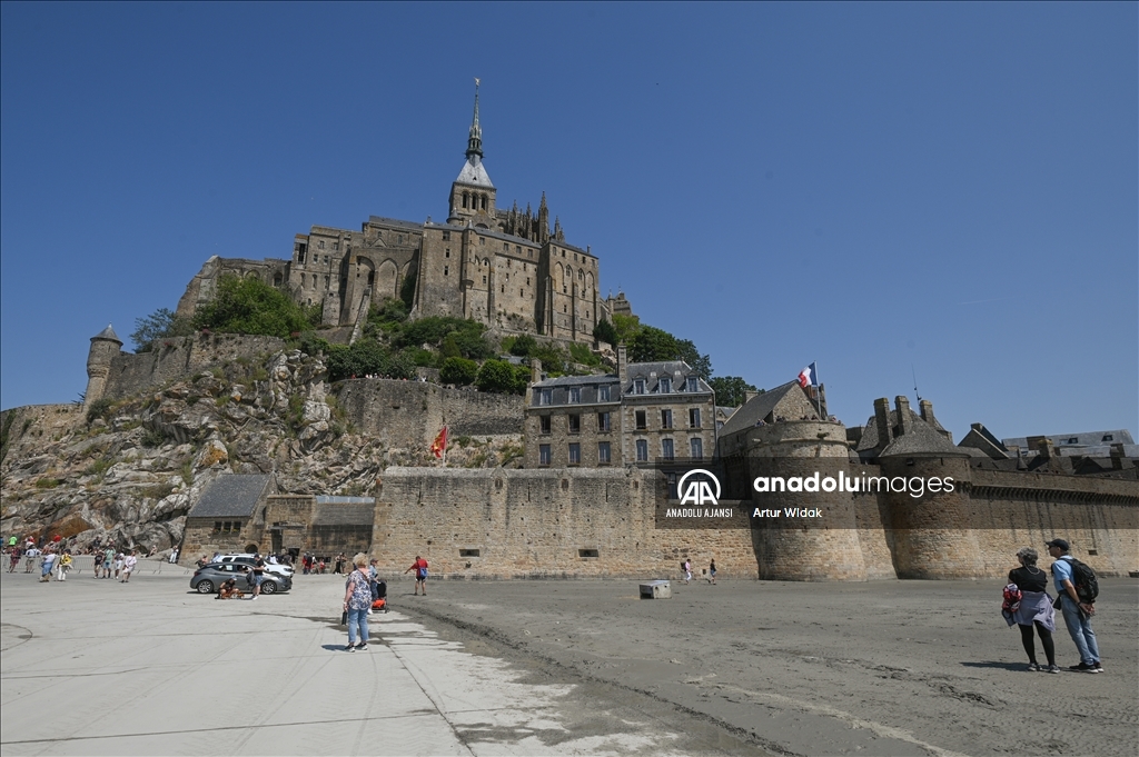 Fransa'da Mont-Saint-Michel Kilisesi'nin bininci yılı kutlamaları