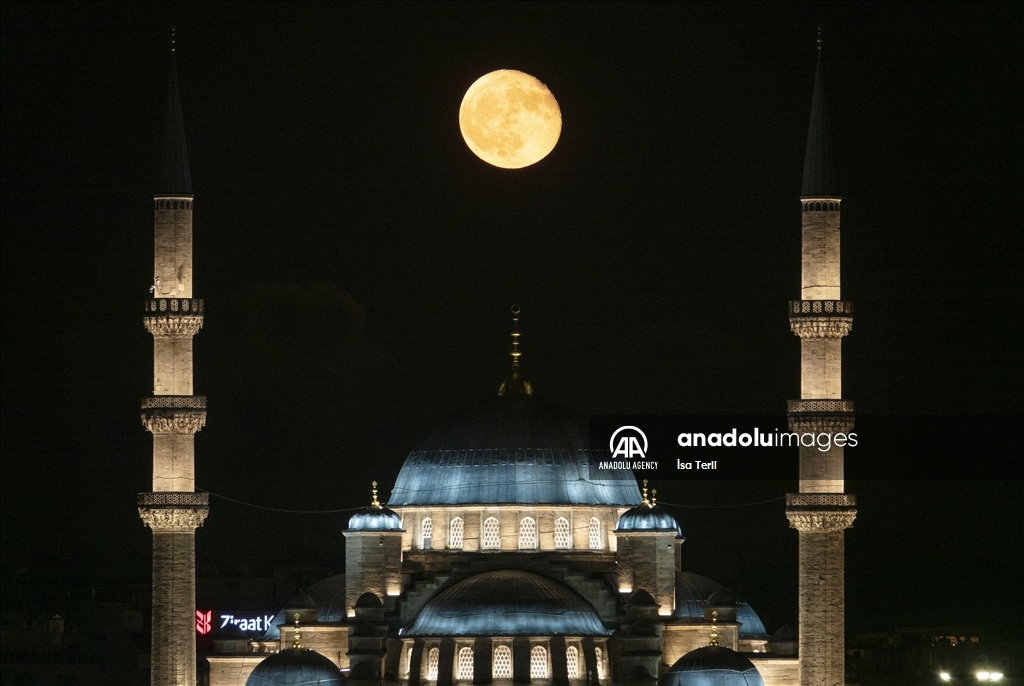 Penampakan bulan purnama di Istanbul