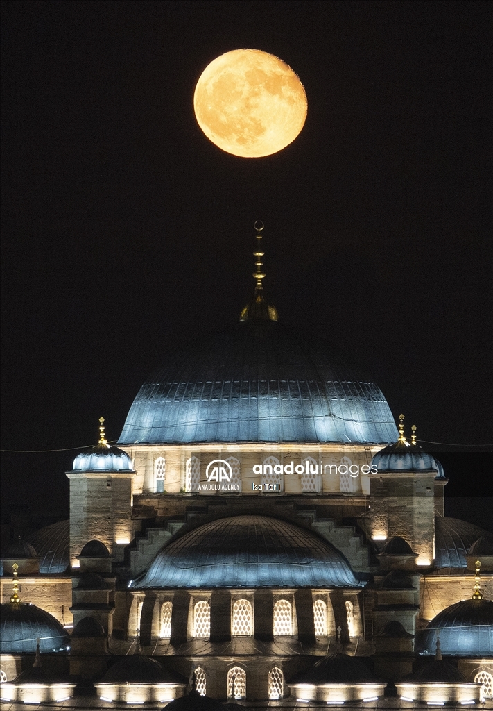 Penampakan bulan purnama di Istanbul