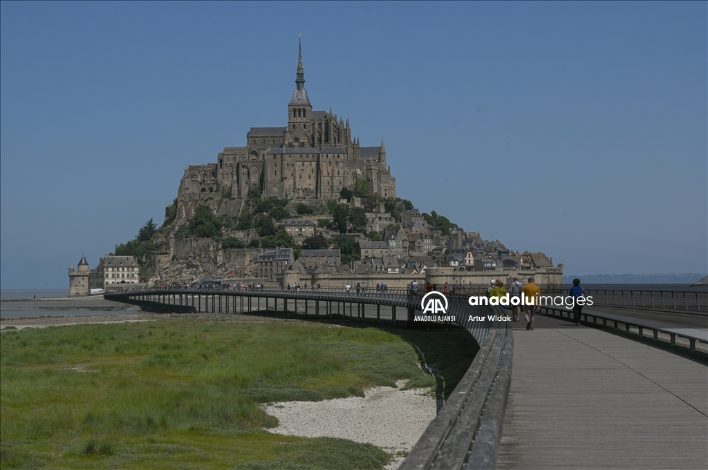 Fransa'da Mont-Saint-Michel Kilisesi'nin bininci yılı kutlamaları
