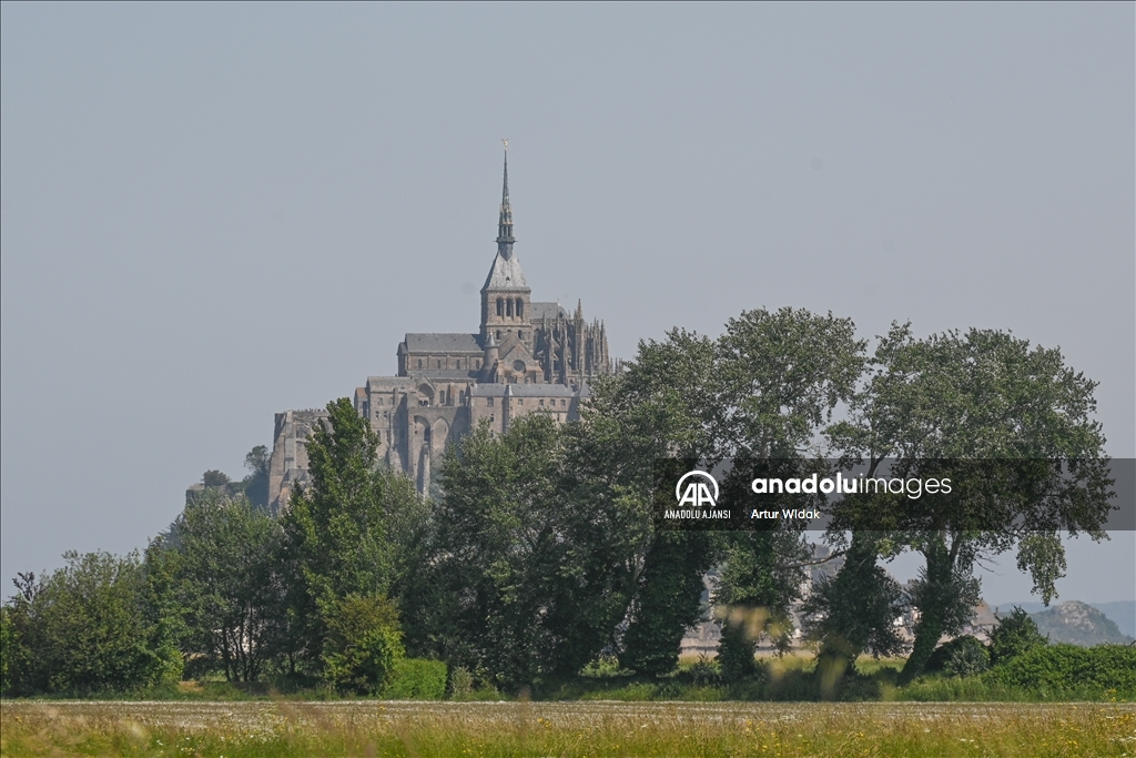 Fransa'da Mont-Saint-Michel Kilisesi'nin bininci yılı kutlamaları