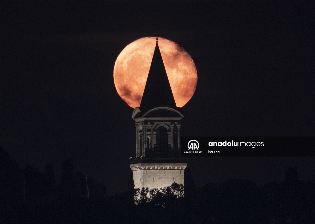 Penampakan bulan purnama di Istanbul