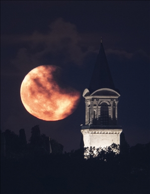 Penampakan bulan purnama di Istanbul