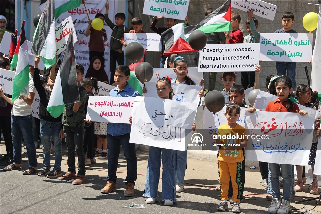 Aksi anak-anak Palestina menuntut kelanjutan bantuan yang diberikan PBB
