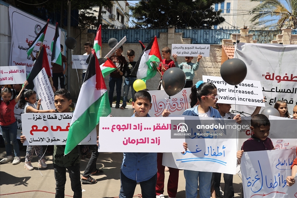 Aksi anak-anak Palestina menuntut kelanjutan bantuan yang diberikan PBB