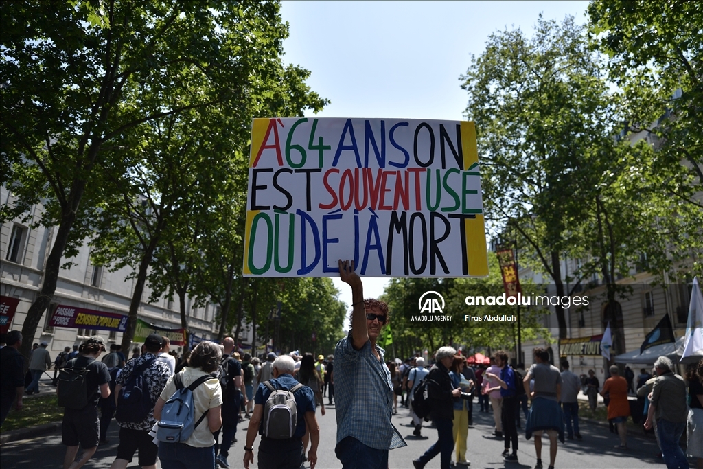 Demonstrasi menentang reformasi aturan pensiun di Paris