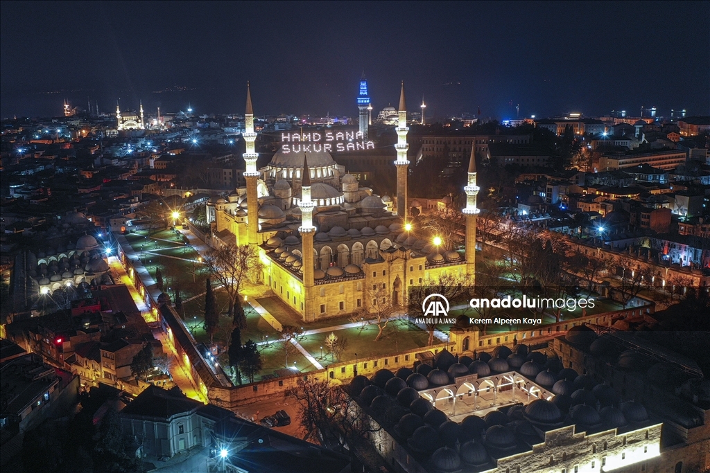 İstanbul'da camilere mahya asıldı