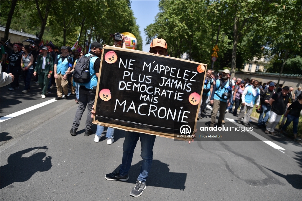 Demonstrasi menentang reformasi aturan pensiun di Paris
