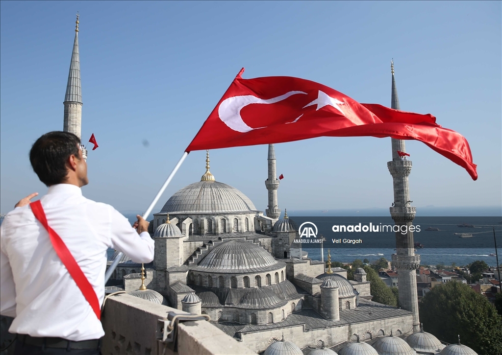 Sultanahmet Camisinin minarelerinde Türk bayrağı dalgalandırıldı