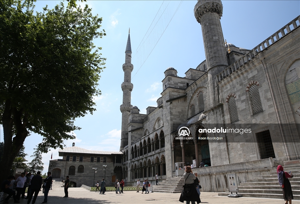 Sultanahmet Camisi, yüzyıllardan turistlerin ilgi odağı