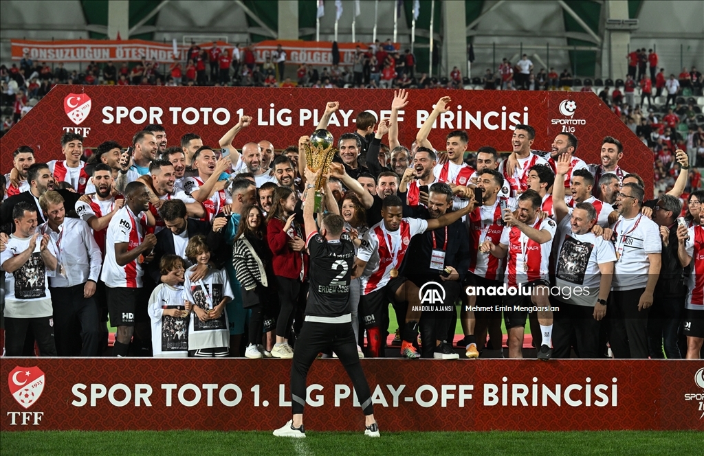 Süper Lig'e yükselen Pendikspor kupasını aldı