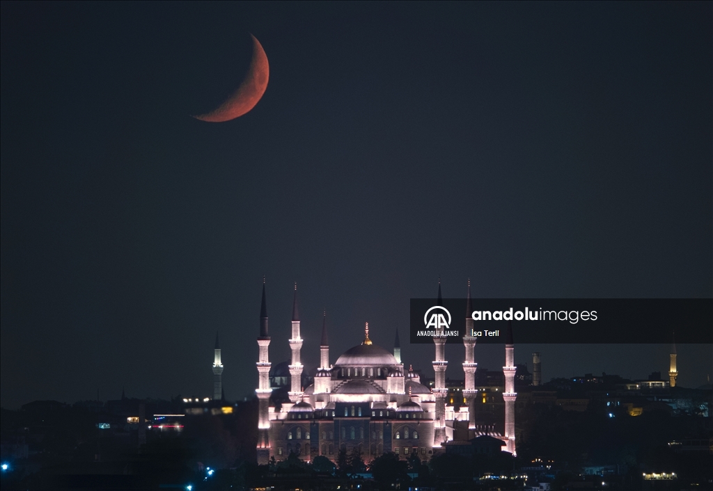 Hilal, Sultanahmet Camisi ile güzel görüntü oluşturdu