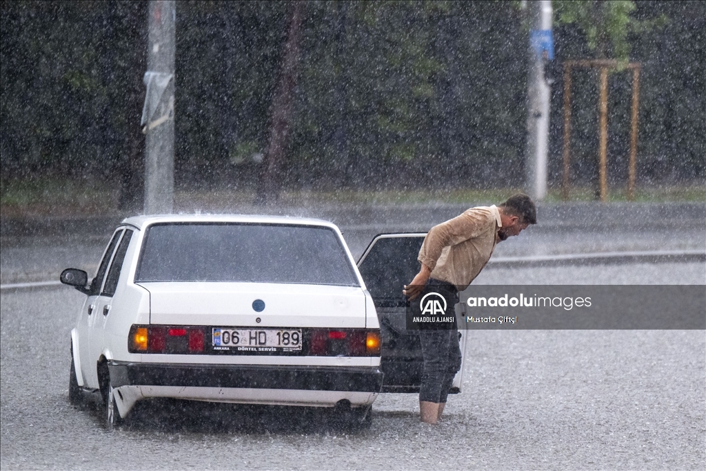 Başkentte kuvvetli sağanak etkili oluyor