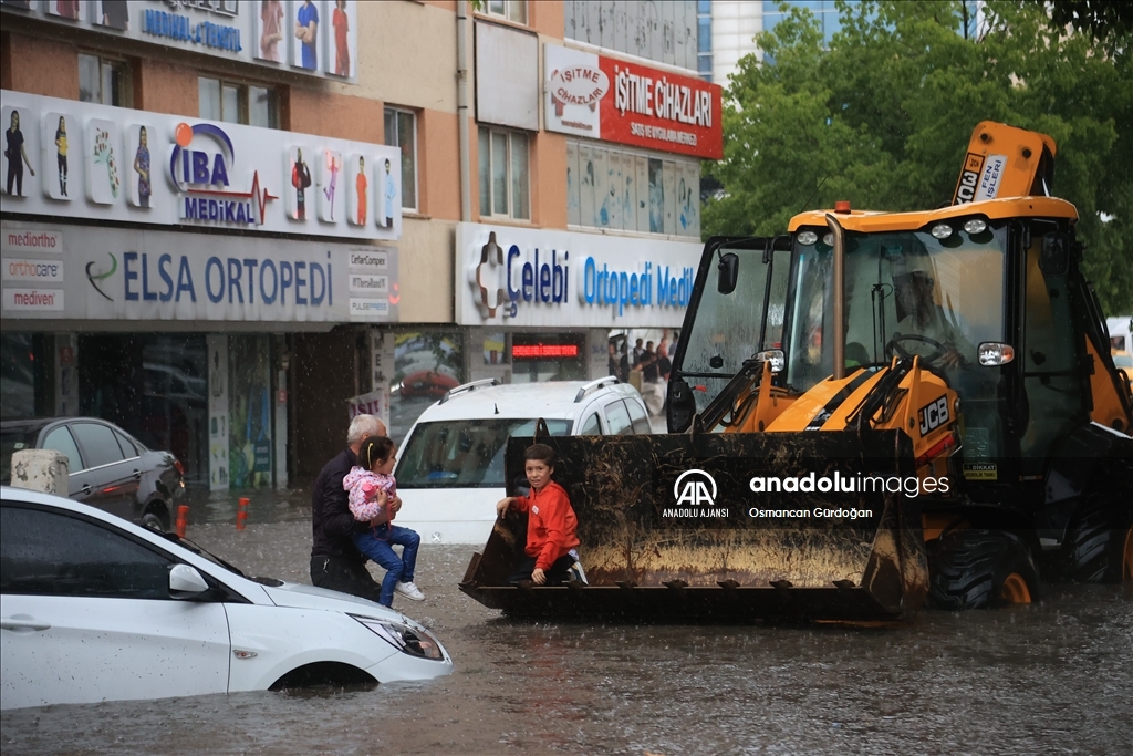 Başkentte kuvvetli sağanak etkili oluyor