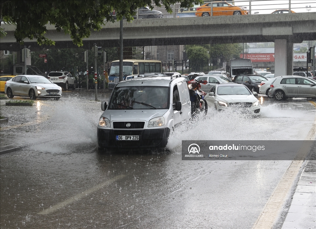 Başkentte kuvvetli sağanak etkili oldu 
