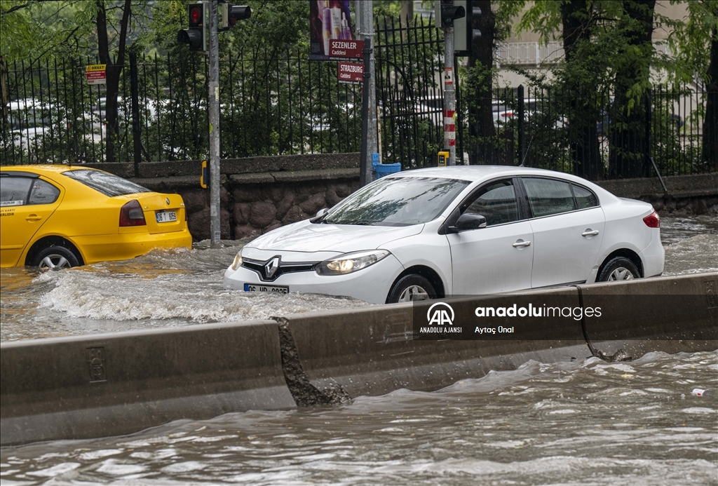 Başkentte kuvvetli sağanak etkili oluyor