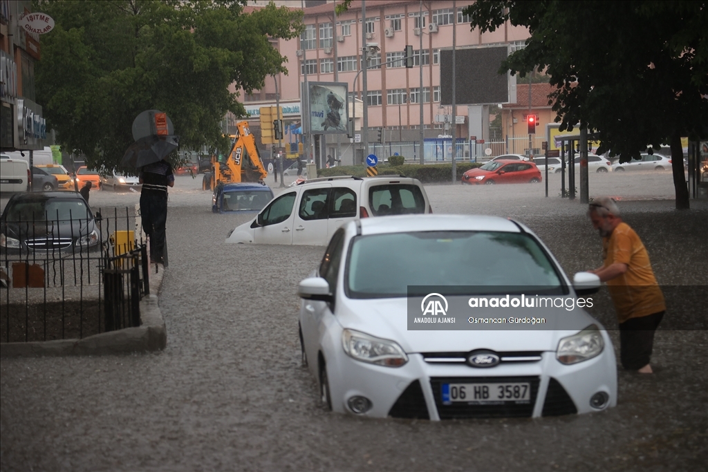 Başkentte kuvvetli sağanak etkili oluyor