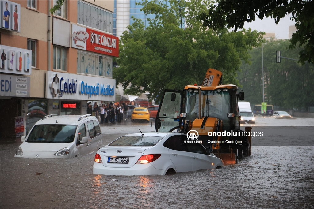 Başkentte kuvvetli sağanak etkili oluyor
