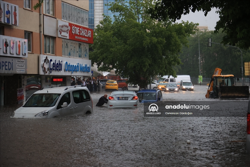 Başkentte kuvvetli sağanak etkili oluyor