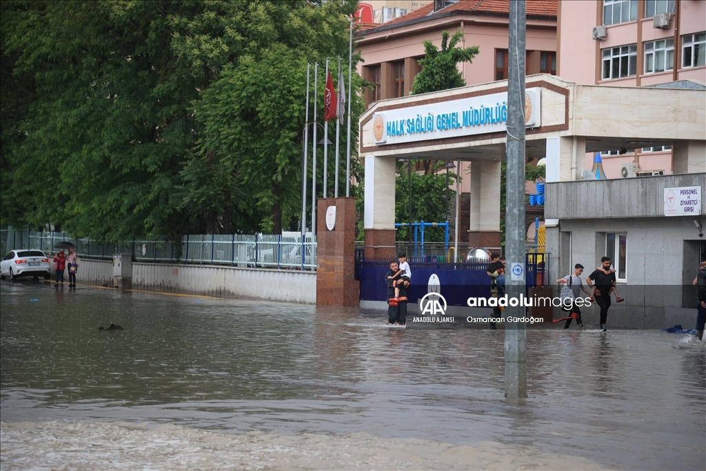 Başkentte kuvvetli sağanak etkili oluyor