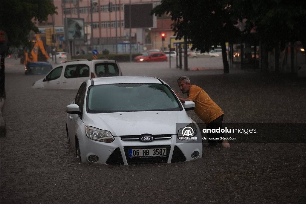 Başkentte kuvvetli sağanak etkili oluyor