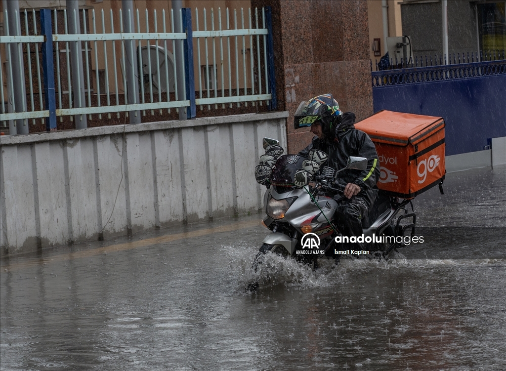 Başkentte kuvvetli sağanak etkili oluyor