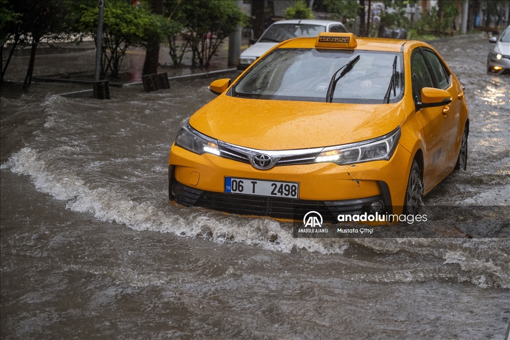 Başkentte kuvvetli sağanak etkili oluyor