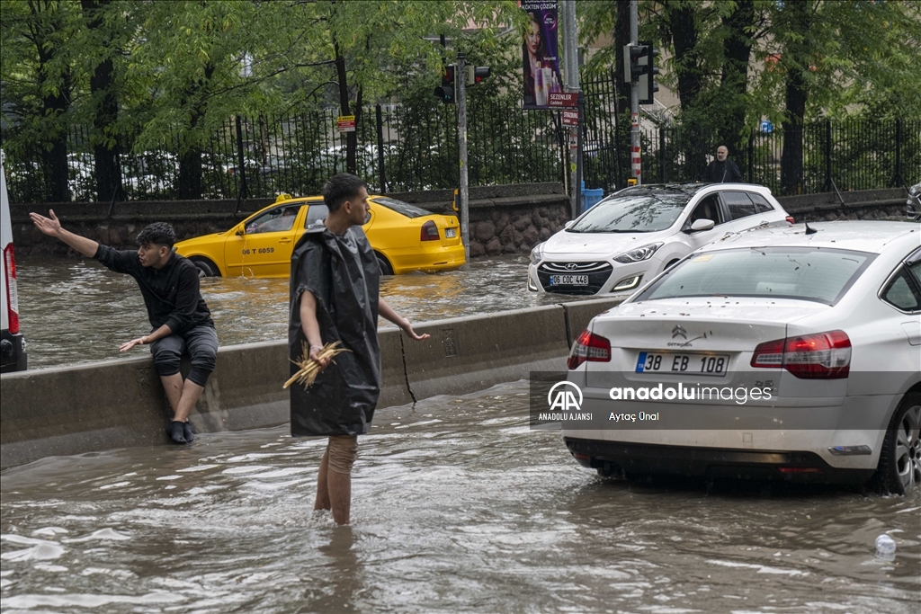 Başkentte kuvvetli sağanak etkili oluyor